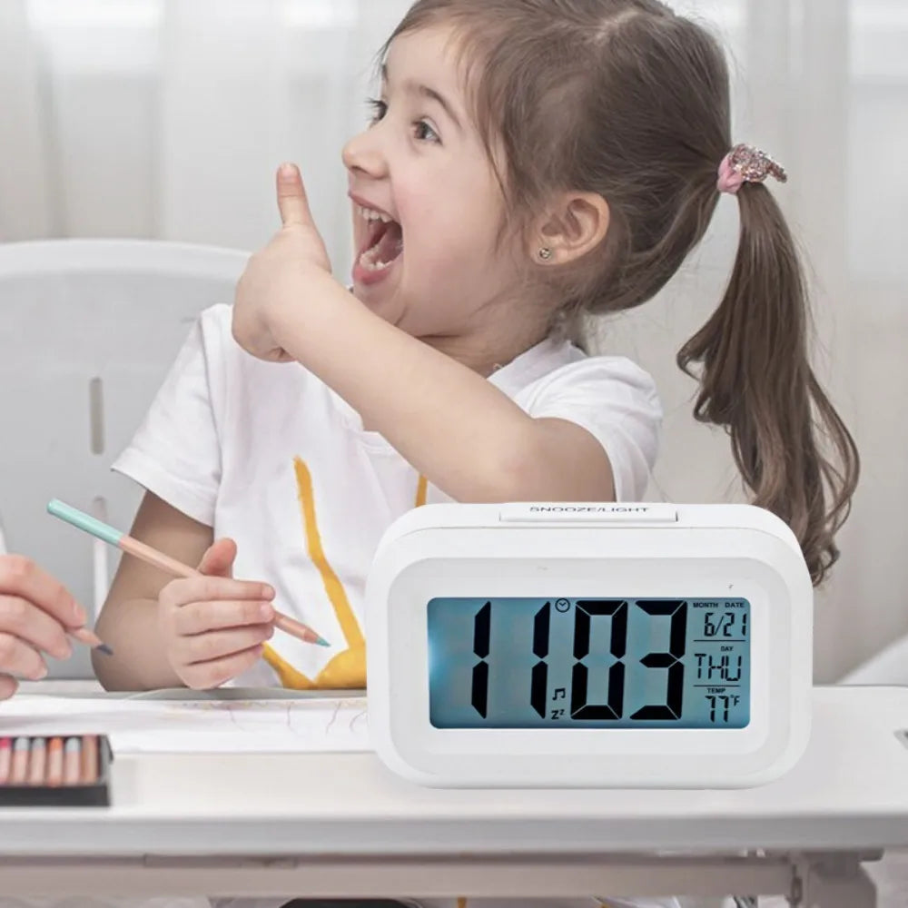 Réveil LED numérique multifonction, snooze, date, température.