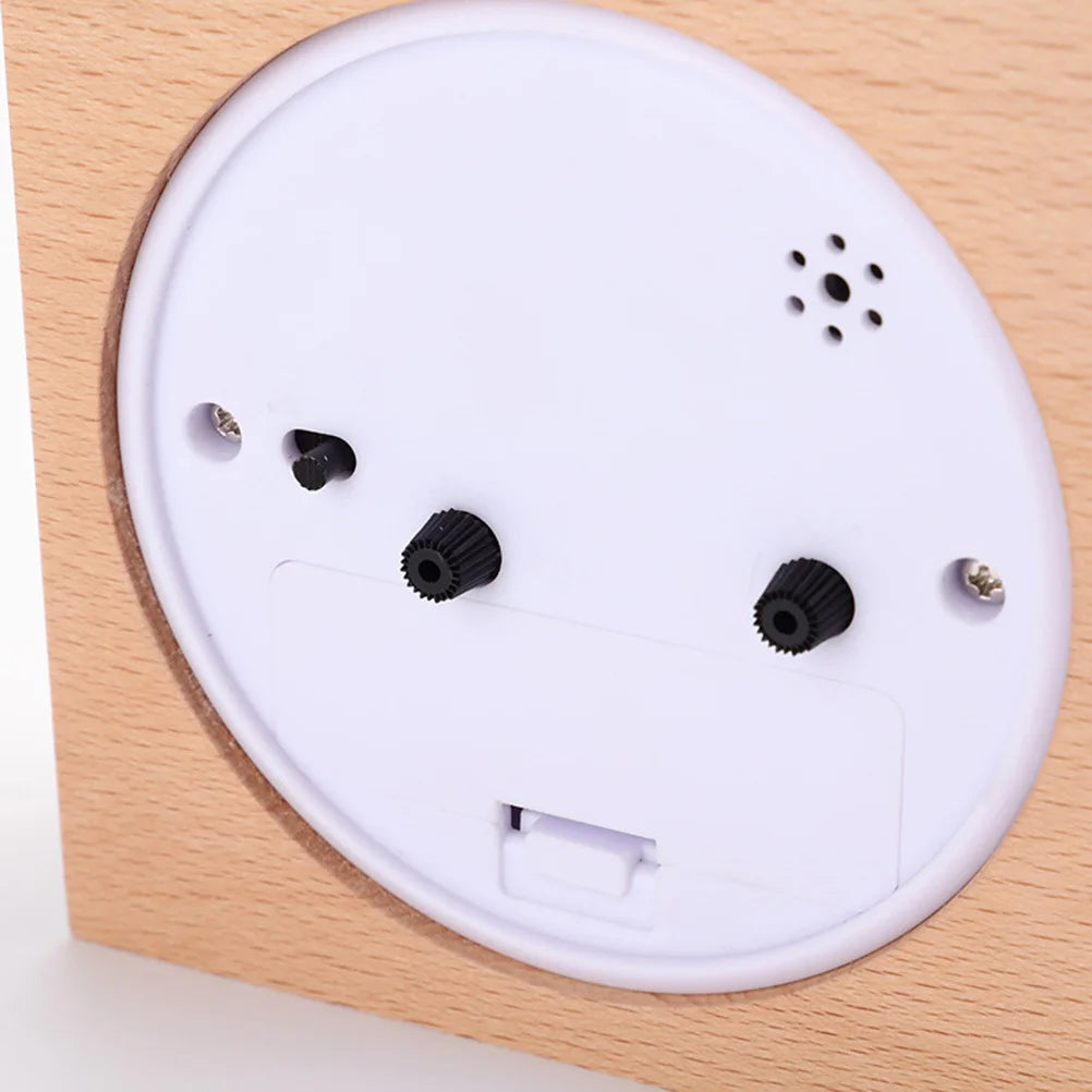 Réveil bois carré silencieux lumineux portable.
